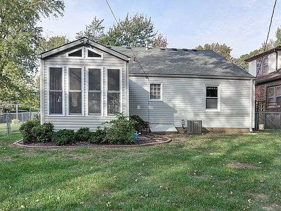 4th image of 4737 Booth St