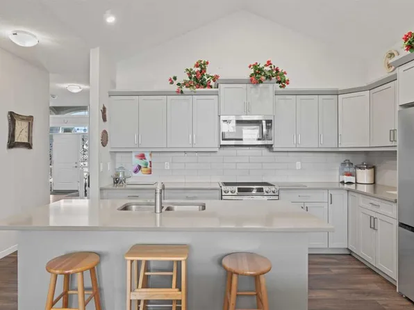 508 E Montana Bay SE, High River, AB T1V 0J6