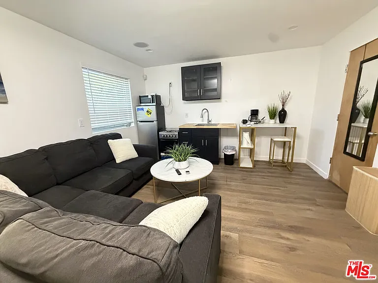 2491 Granville Ave #B — Photo 3
