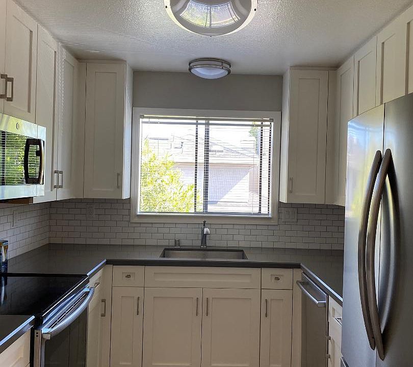 1st image of 107 Albacore Ln