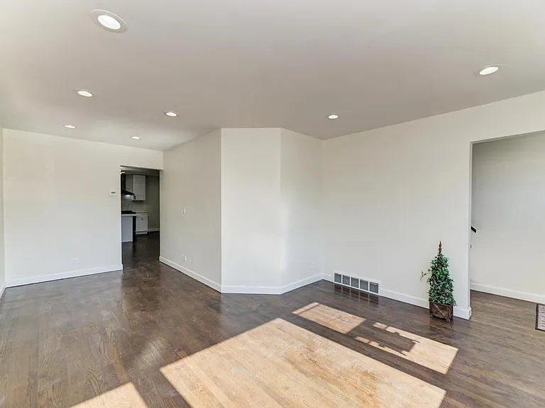 6218 W Foster Ave — Photo 5