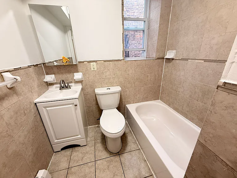 211 Woodward St #12E — Photo 12