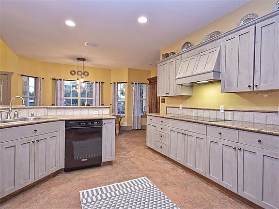 4th image of 800 Allison Ln
