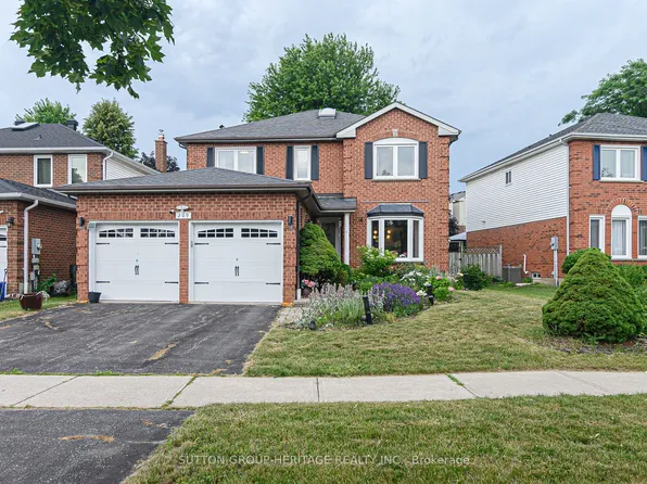 209 Bassett Blvd, Whitby, ON L1R 1S4