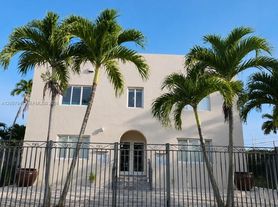 2500 NE 192nd St, Aventura, FL
