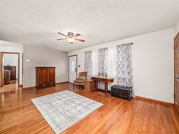 4th image of 208 N Hills Dr