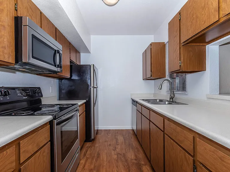 Broadway Proper Apartment ** One Month Free**W/D Included — Photo 19