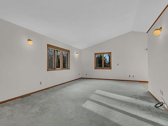 4th image of 302 N Hickory St