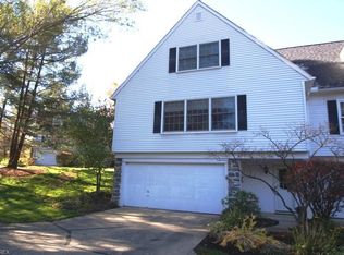 230 Commons Ct #27, Chagrin Falls, OH 44022