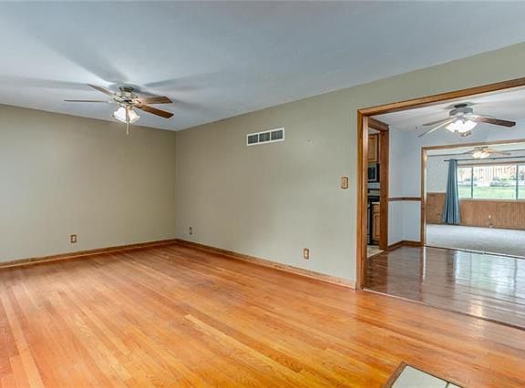 3rd image of 7616 W 88th St
