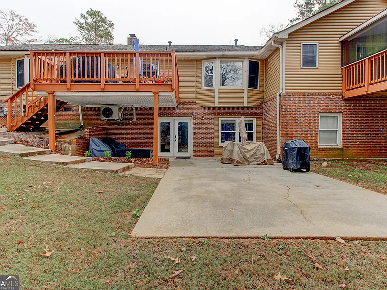 4915 Lake Forest Dr SE — Photo 1