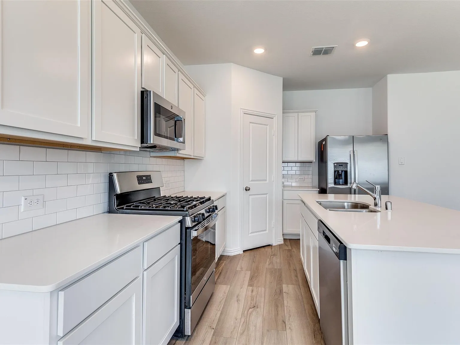 4 bed, 1838 sqft, $2,445 — Photo 4