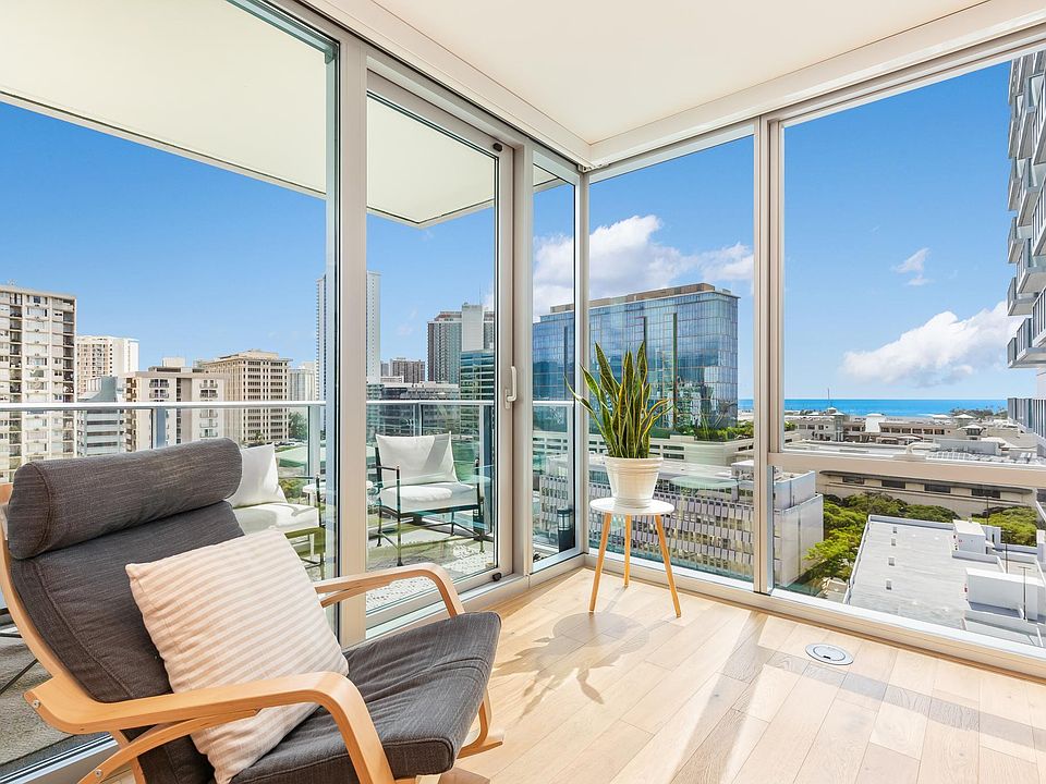 Living Room with an Ocean View, Lanai and unlimited ocean breezes!