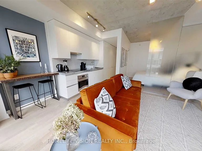 629 King St W #621 — Photo 4