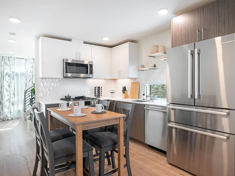 1427 E Howell St — Photo 3