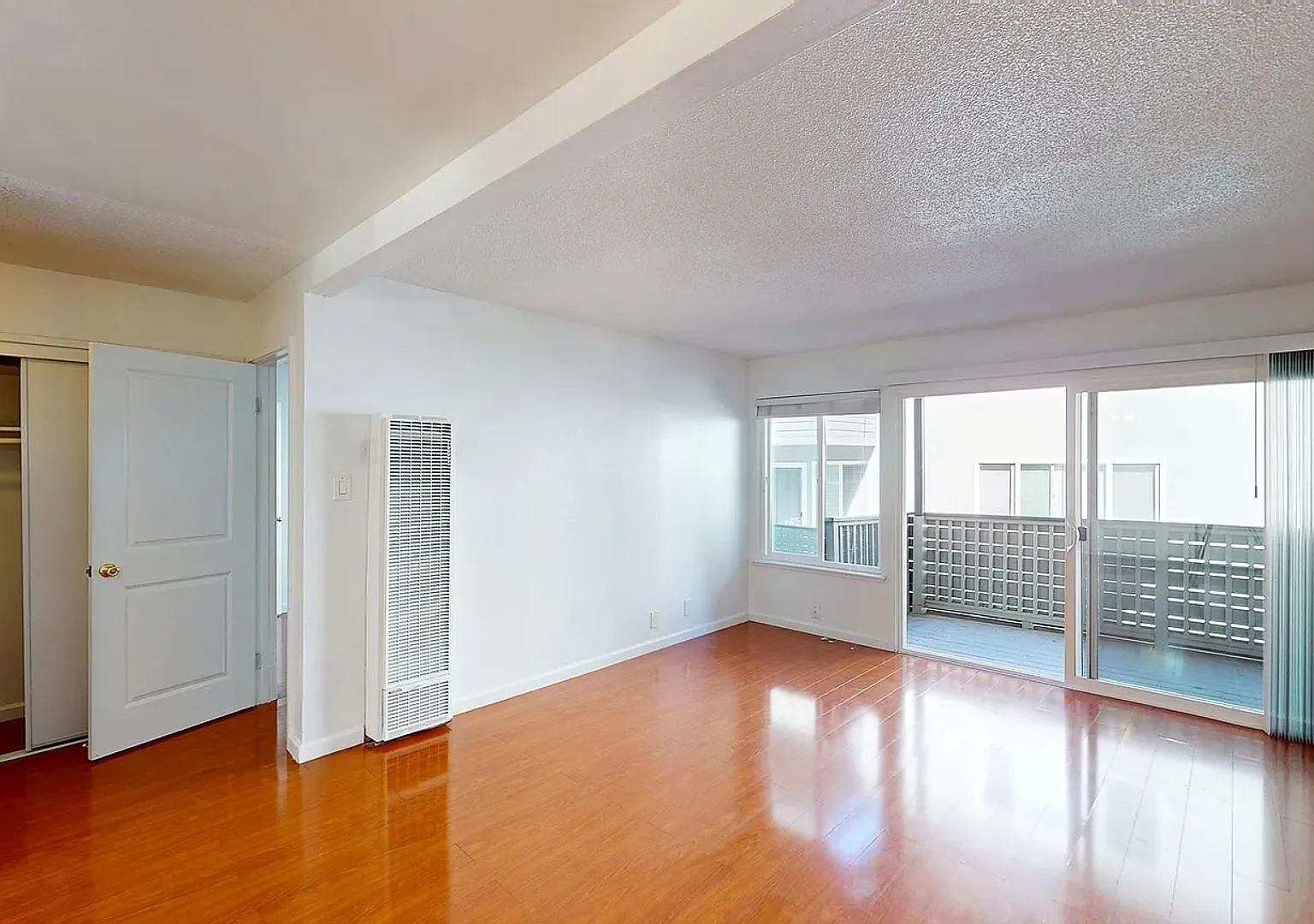Spacious 1BR Apartment with Private Deck - One Month Free! — Photo 2