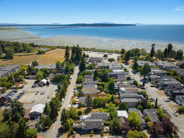 871 Kent St, White Rock, BC V4B 4S7