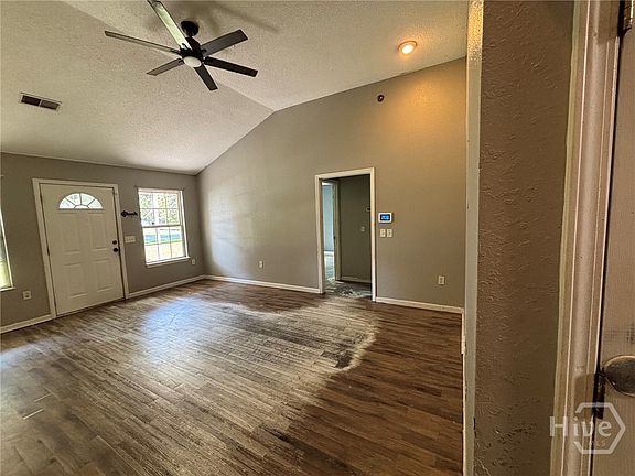 4th image of 405 Shadowbrook Circle