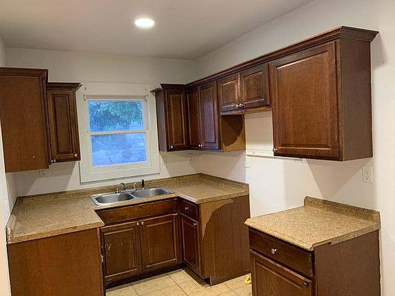 4th image of 301 N Franklin St