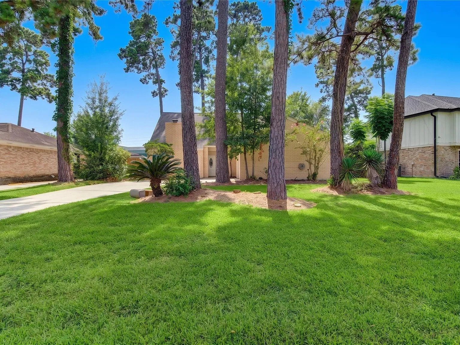 4 bed, 2.0 bath, 1985 sqft, $2,350 — Photo 2
