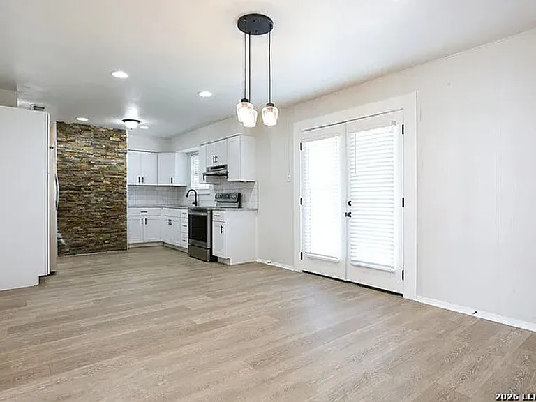 2027 Leesburg St — Photo 4