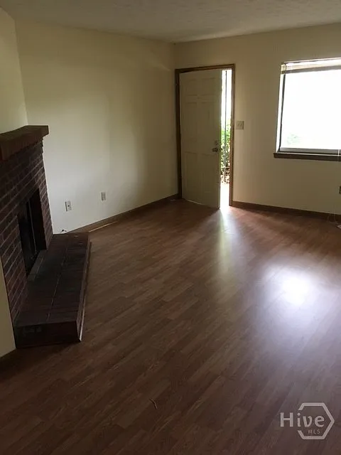 2 bed, 1.0 bath, 1760 sqft, $1,200 — Photo 3