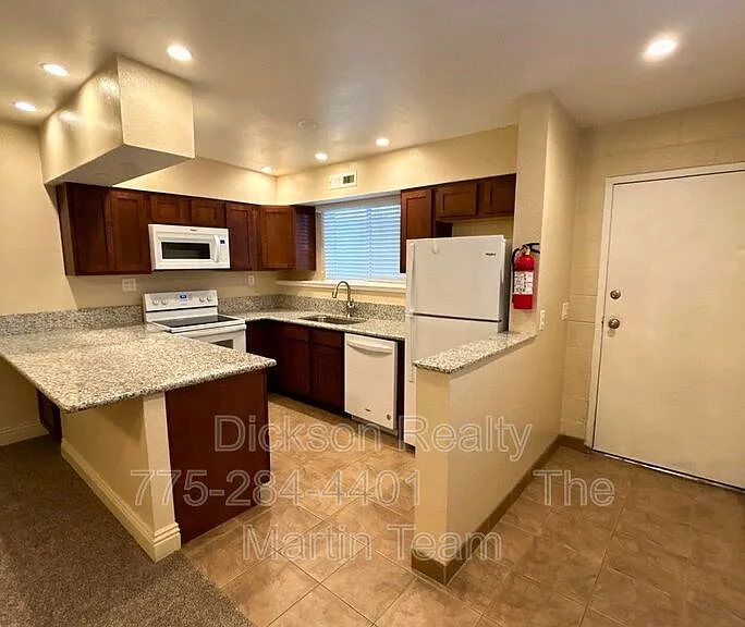 480 Sunshine Ln — Photo 1