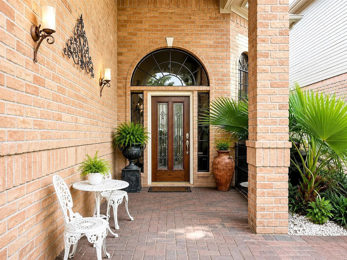 3 bed, 2.5 bath, 2614 sqft, $2,200 — Photo 2
