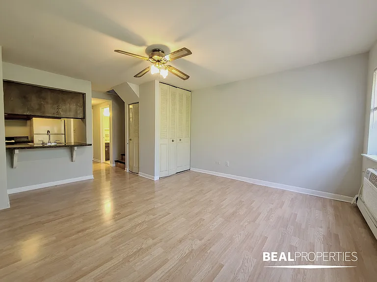 445 W Barry — Photo 168