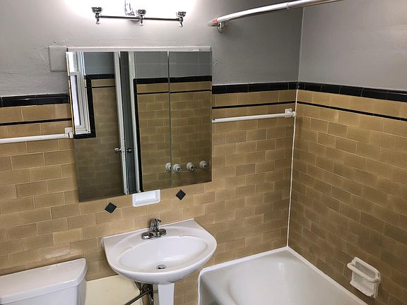 4th image of 2423 W Pratt Blvd APT 3J