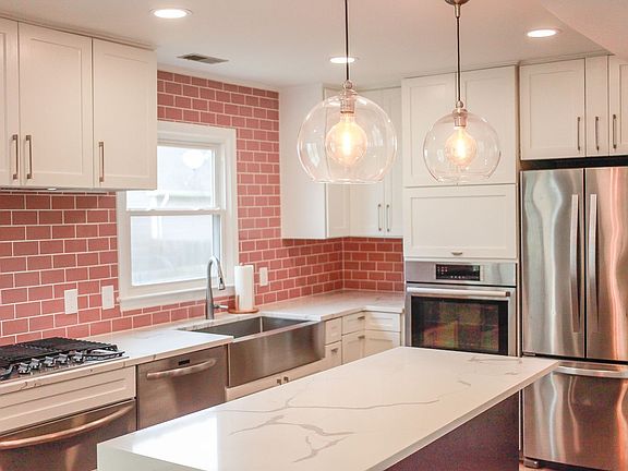 5th image of 224 Prince Edward Way