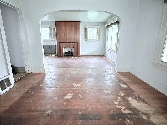 5th image of 537 W Ravenwood Ave