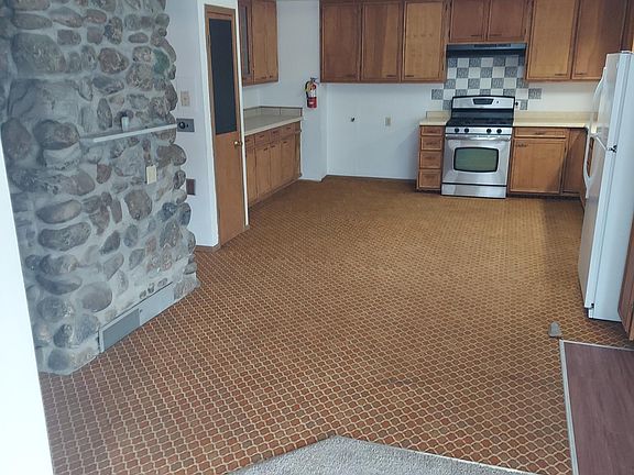 kitchen. has gas stove, refrigerator with ice maker. washer dryer hookup