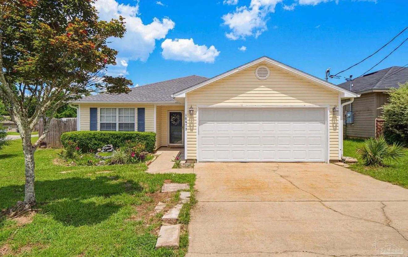 3 bed, 1347 sqft, $1,900 — Photo 1