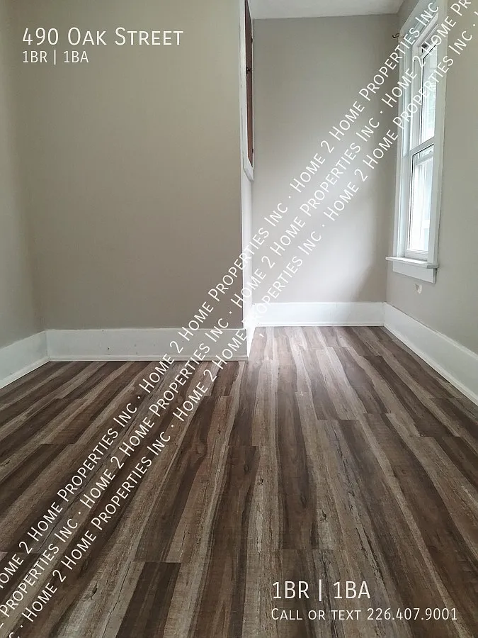 490 Oak — Photo 2