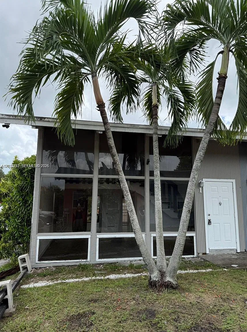 Gemini South Condo — Photo 1