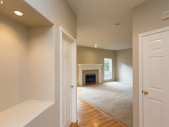 4th image of 16276 SW Dahlia Ct