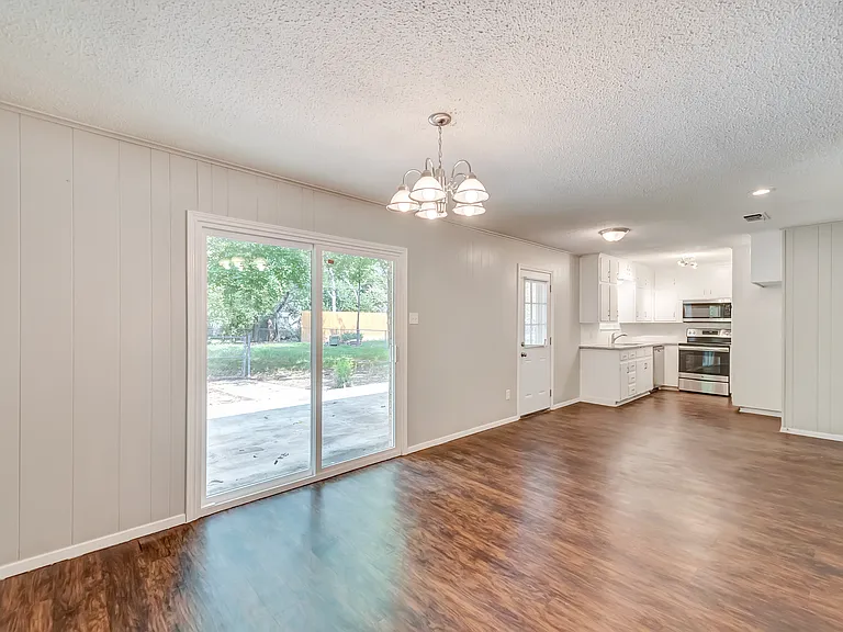 2833 Kingsbury Ave — Photo 7