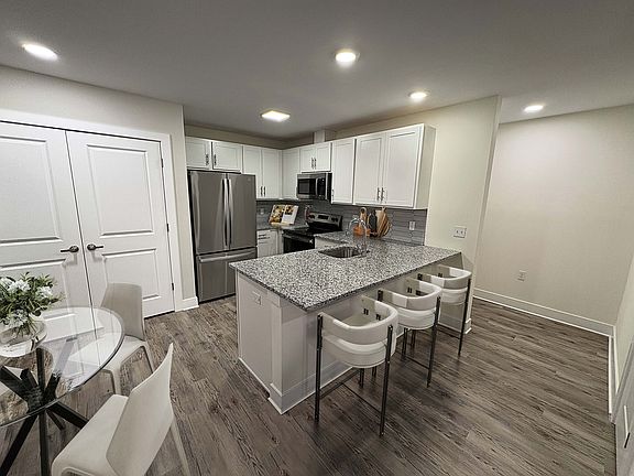 5th image of 44 Courtlandt St #101