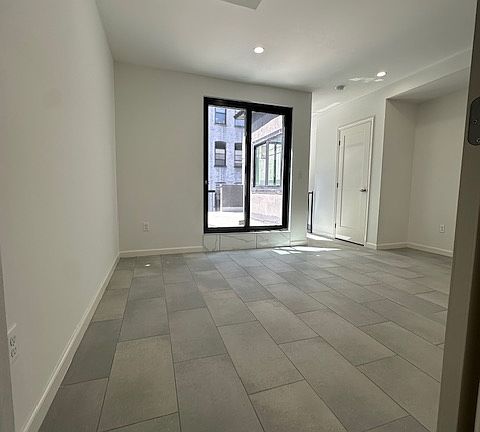 5th image of 346 W 53rd St #6
