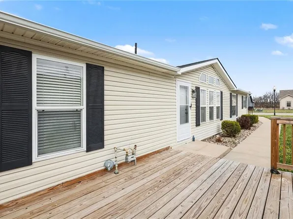 1002 NE White Oaks Ln, Oak Grove, MO 64075