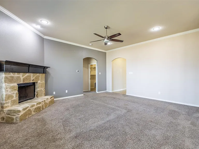 637 Peach Ln — Photo 5