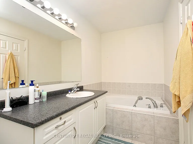 16 Thatcher Cres — Photo 9