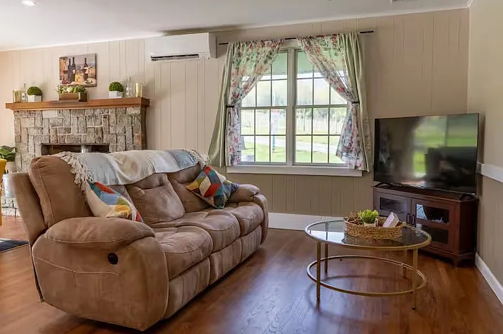 716 Albany Post Rd — Photo 4
