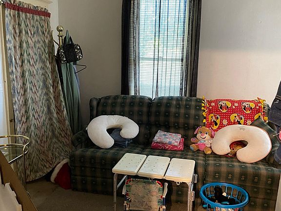 4th image of 806 3rd Ave E