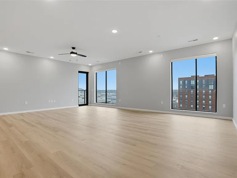 300 S Clinton St — Photo 4