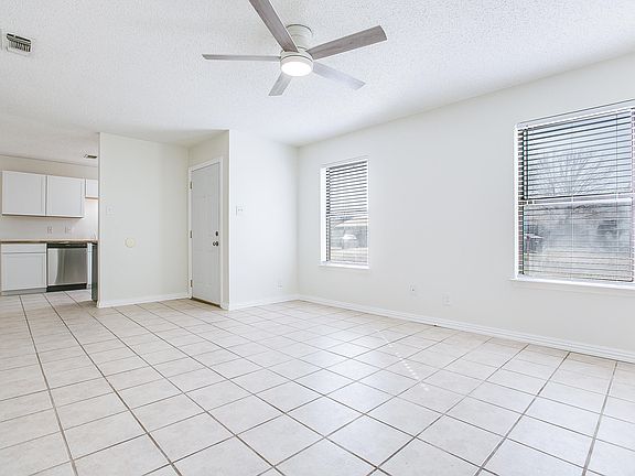 5th image of 806 Van Zandt St
