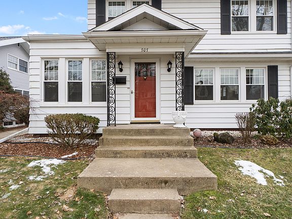 3rd image of 707 Woodfield Dr