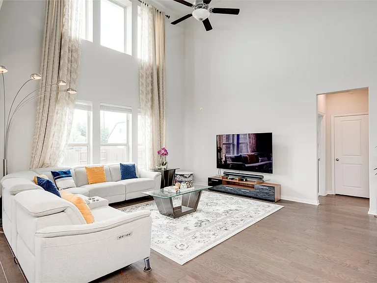 3327 Columbus Way — Photo 3