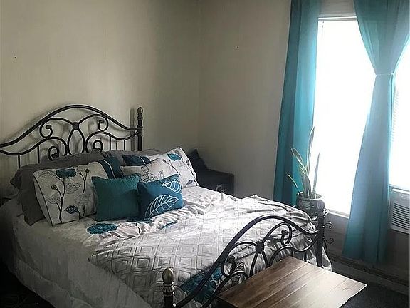 4th image of 129 Hotchkiss St #1
